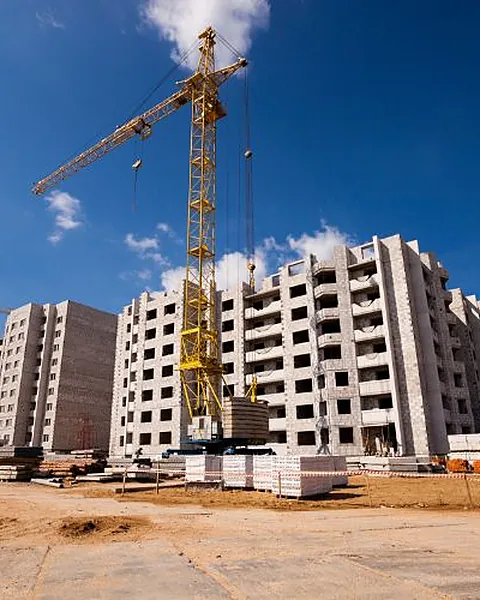 Canteiro de obras com gruas