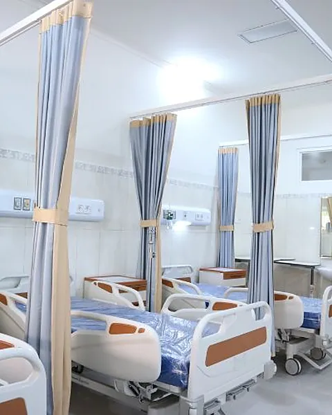 Enfermaria hospitalar com leitos